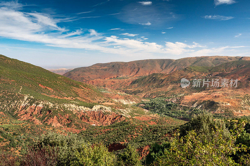 红色岩石景观。摩洛哥阿特拉斯山脉的丘陵地带