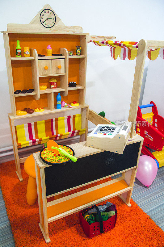 垂直拍摄的儿童房间里有许多玩具