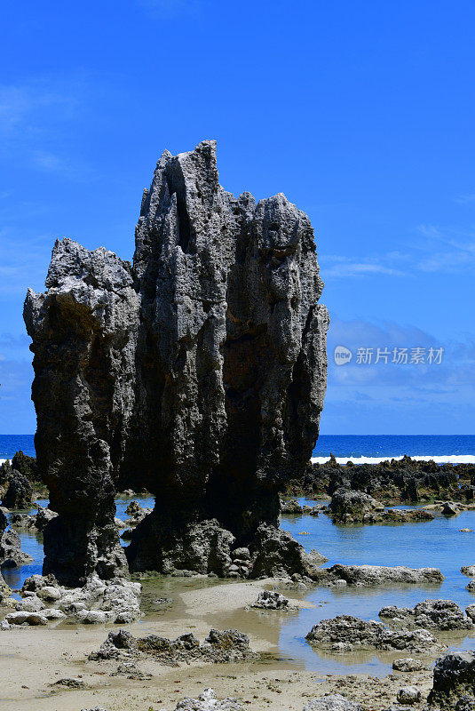 瑙鲁Anibare湾的珊瑚石灰岩海滩