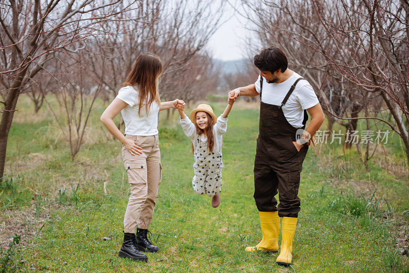 幸福的家庭享受在牧场散步。