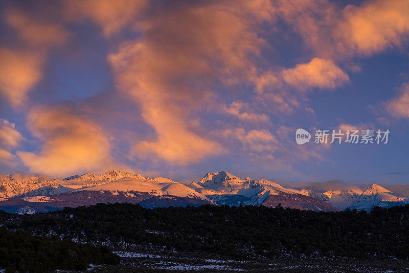 被Alpenglow点亮的群山