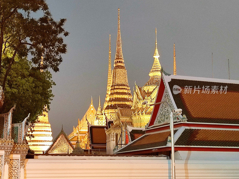 黄昏时分的卧佛寺，泰国曼谷