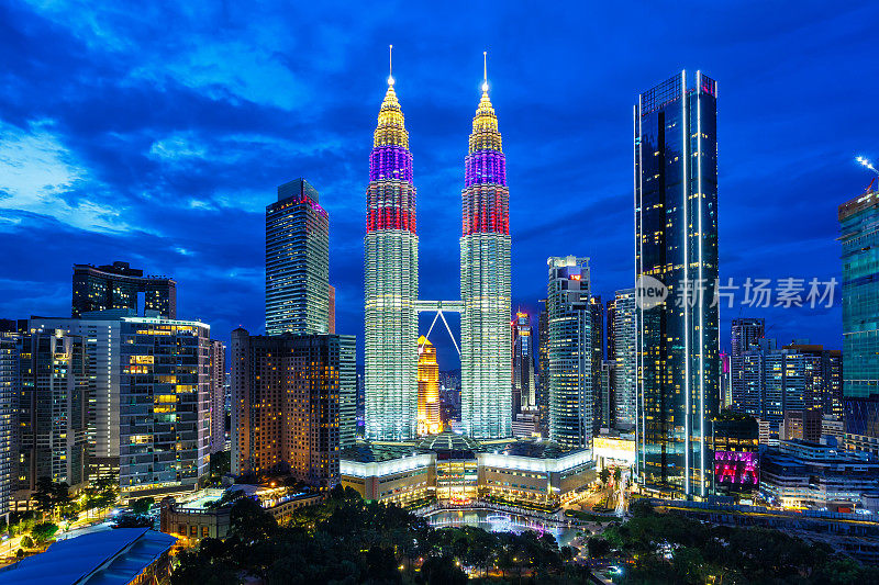 马来西亚双塔摩天大楼在吉隆坡KLCC的暮色天际线