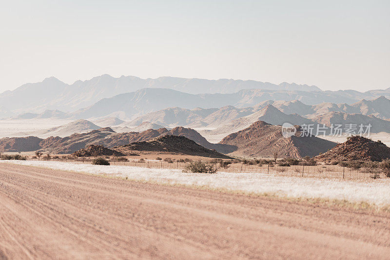 在非洲纳米比亚的自助狩猎之旅中驾车穿越美丽的风景