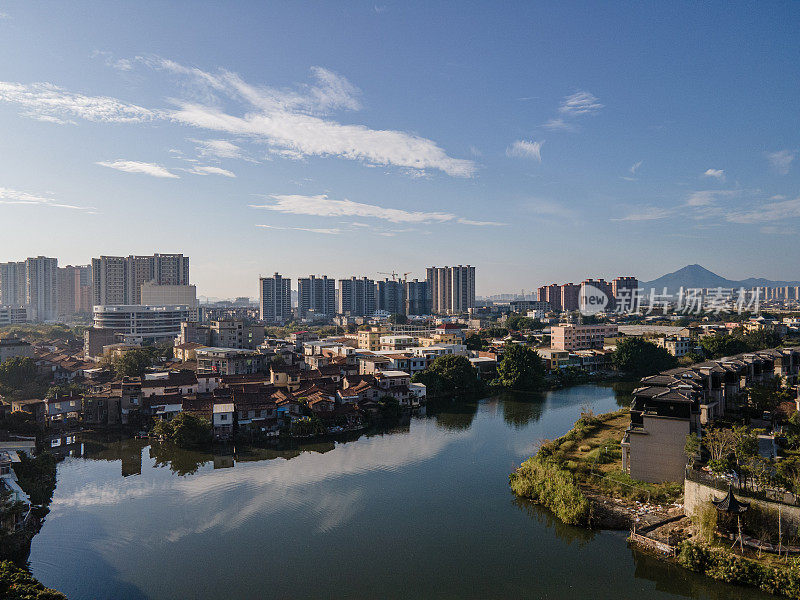 沿河的城市住宅和别墅