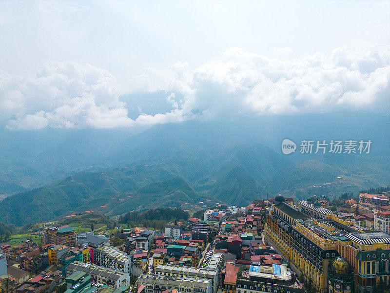 亚洲越南老蔡省萨帕市山城景观鸟瞰图，阳光明媚，夕阳西下，云中山景