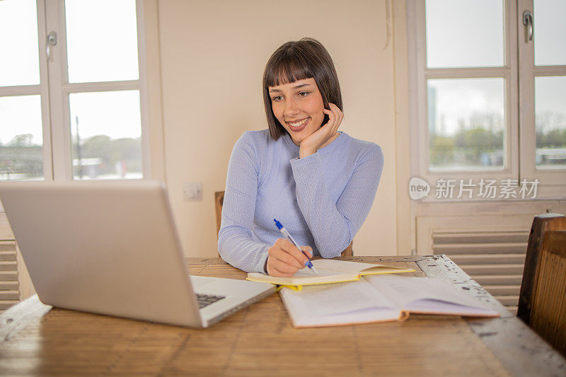 快乐的年轻女子正在网上学习