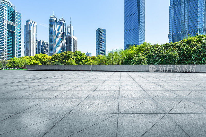 空荡荡的楼层和全景城市天际线与上海建筑