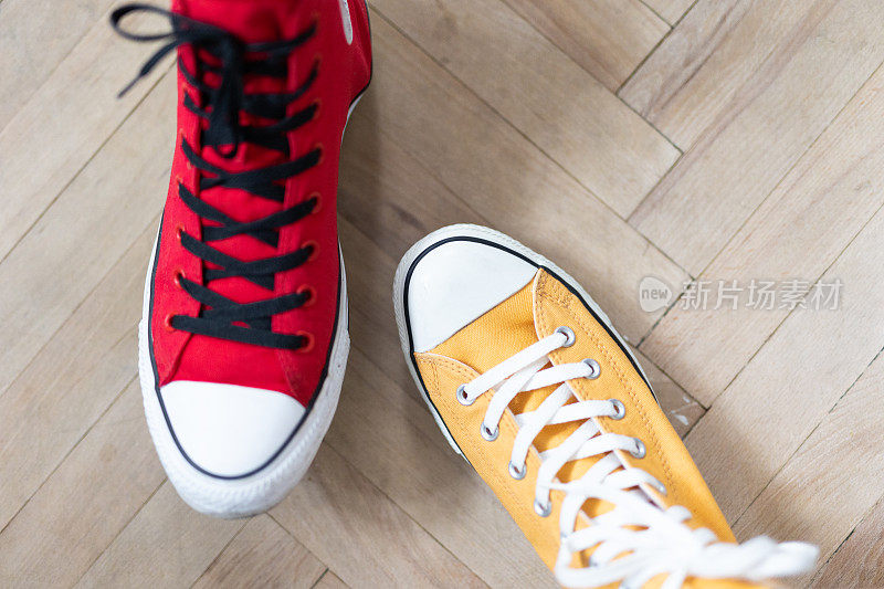 红色和黄色运动鞋
