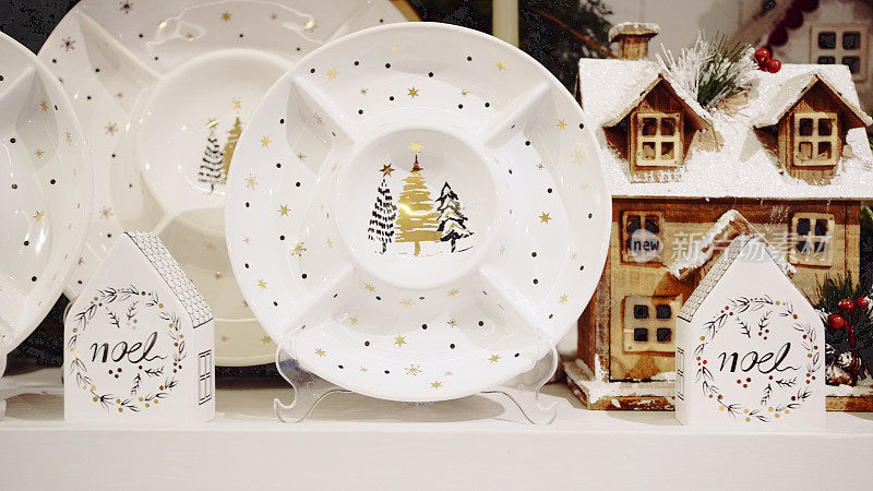 精美的圣诞装饰产品陈列在陶瓷店