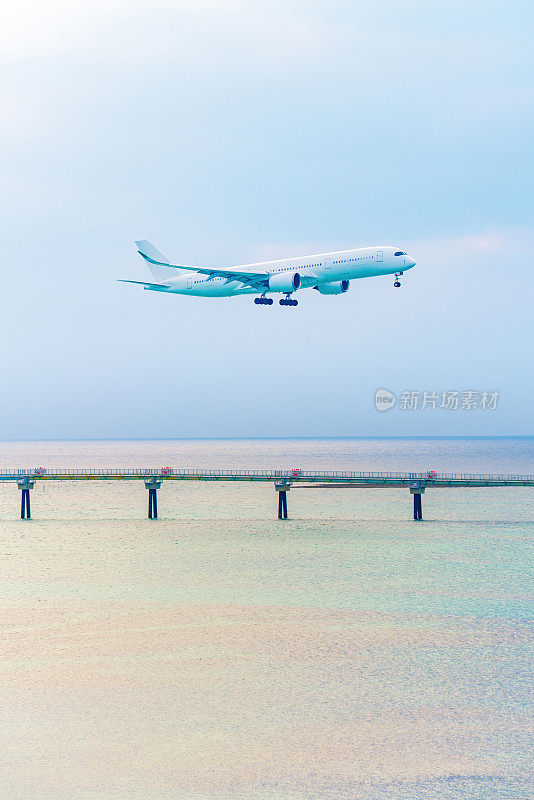 飞机飞过海面，准备着陆