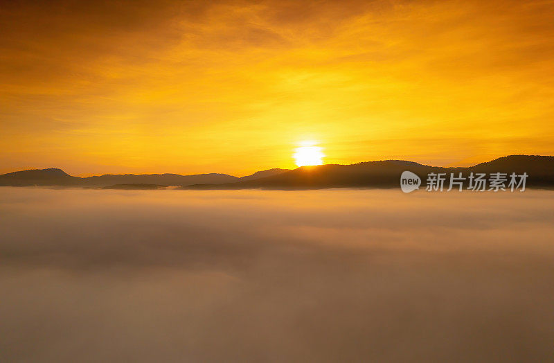 美丽的早晨景色，日出和雾在山上