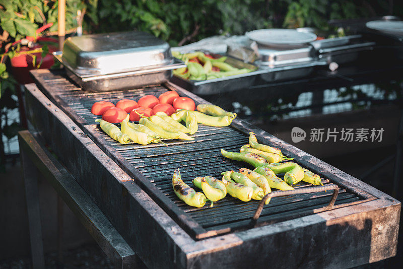 在烤肉架上煎蔬菜