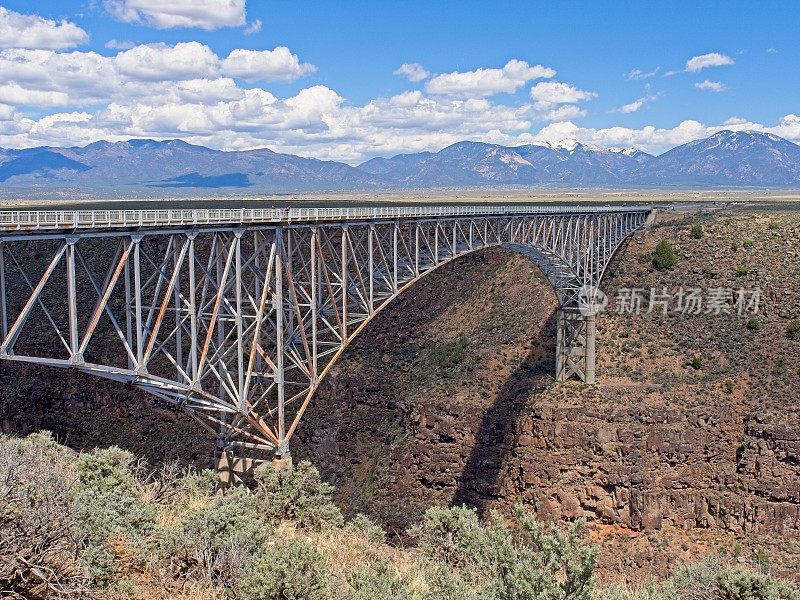 里奥格兰德峡谷大桥横跨新墨西哥州陶斯城外10英里处的河流