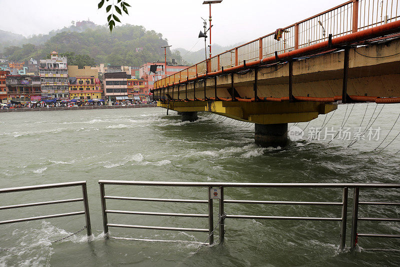 在雨季，恒河在哈里瓦尔流动
