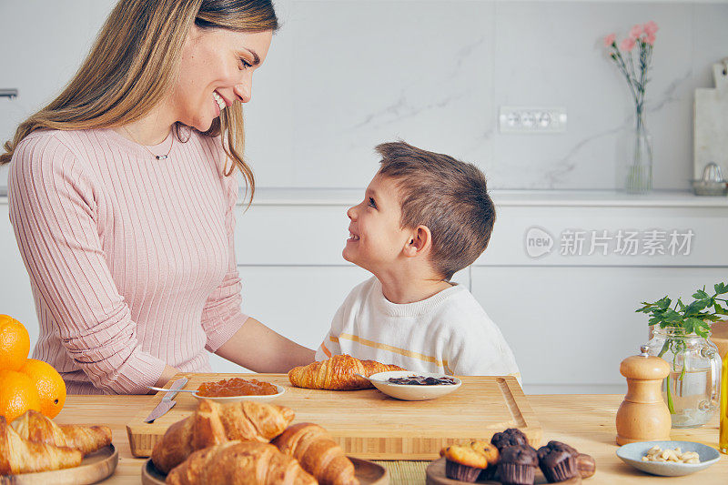 妈妈和儿子在准备早餐