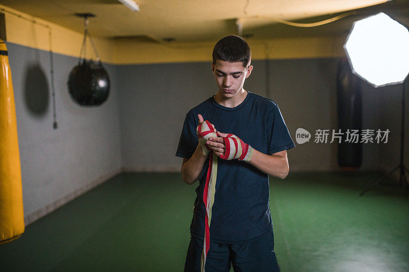 强壮的拳击手在戴上拳击手套之前会用一块布包裹双手，这有助于减少拳击对手时的冲击力，并有助于防止拳击受伤