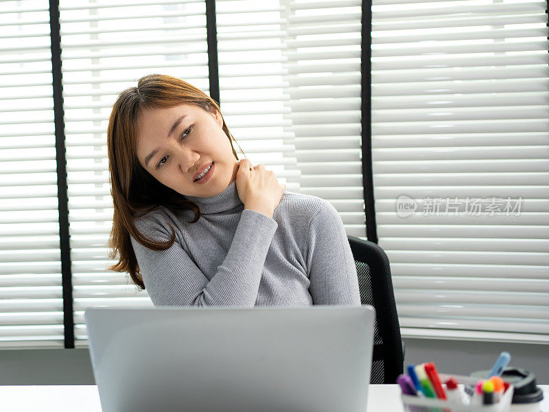 办公室女性缓解颈部疼痛和头痛的旅程。