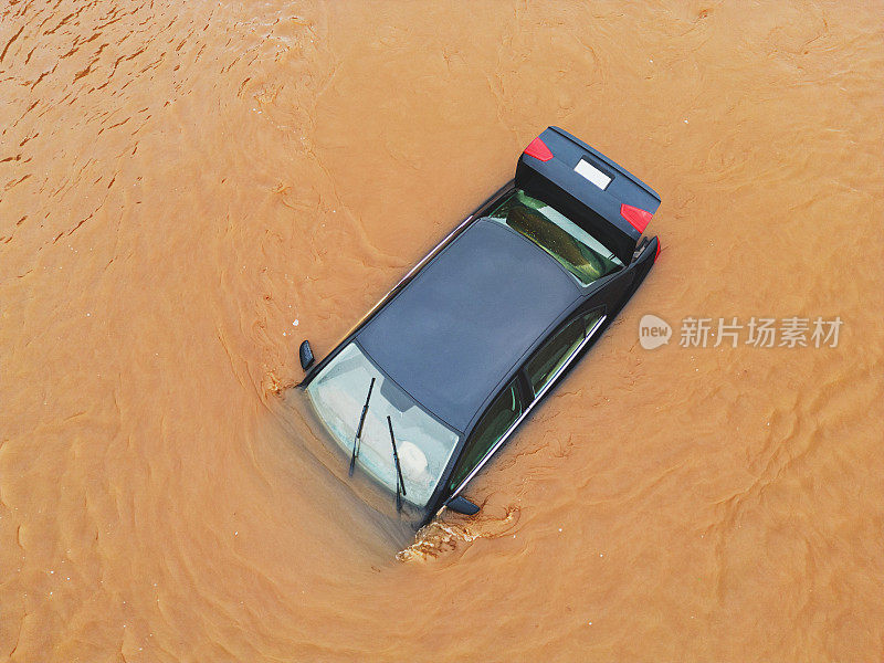 汽车在洪水中丢失