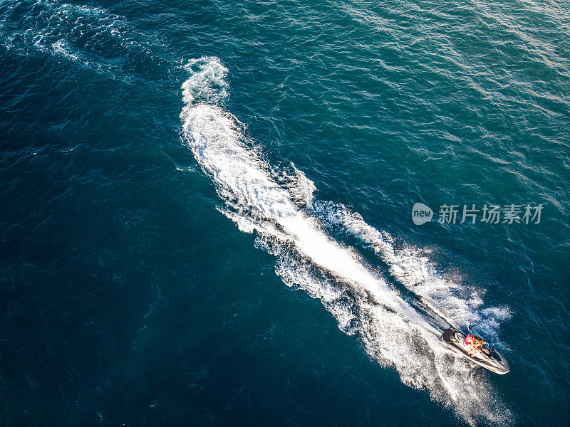 摩托艇运动员在波涛汹涌的海面上驰骋