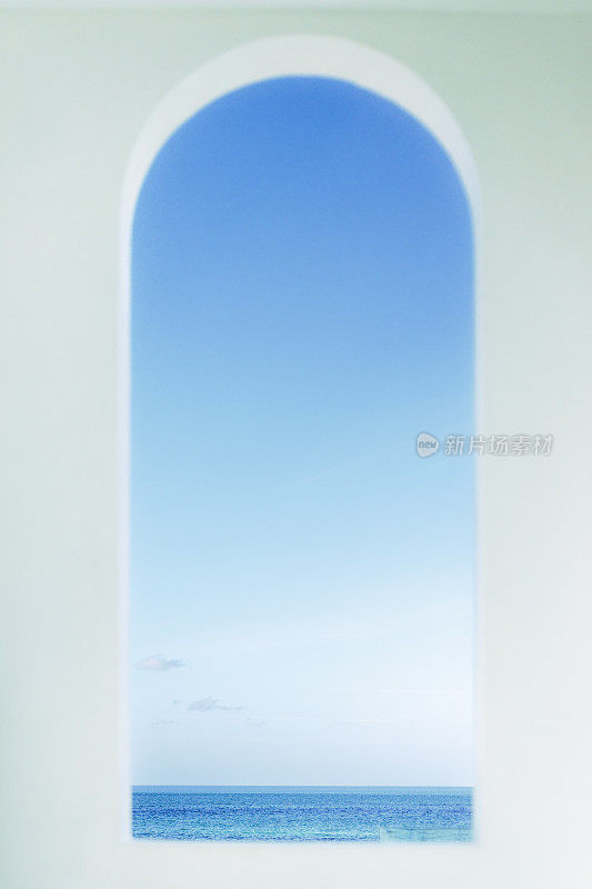 带海景的拱形窗户，蓝天清澈
