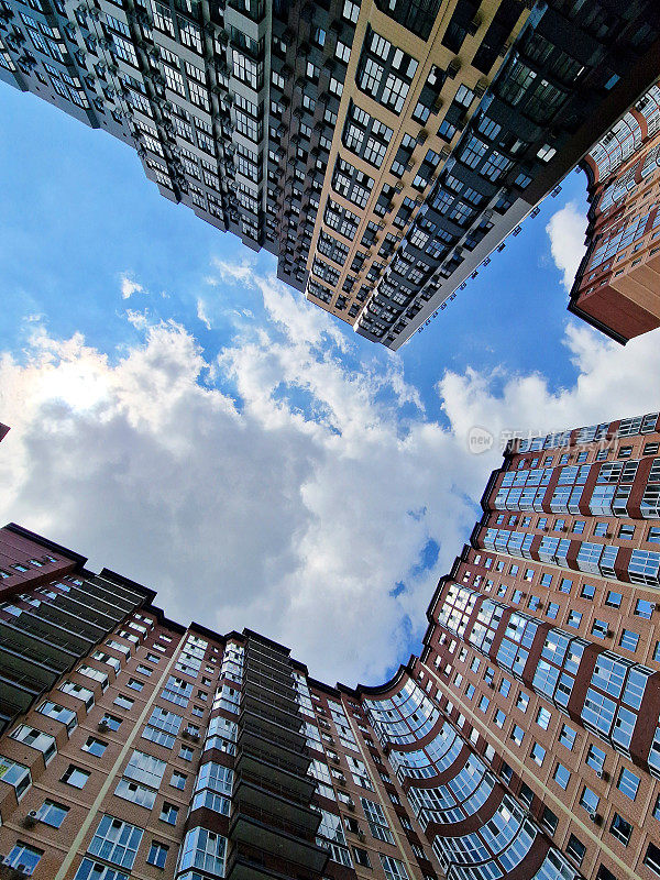 多层建筑在一个现代住宅综合体和天空的看法。大都市区的商业大厦。现代建筑