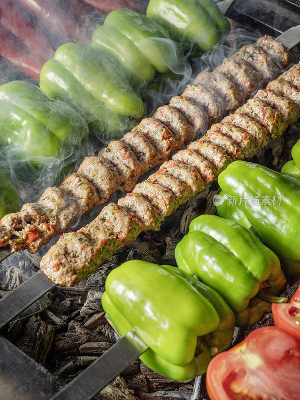 烤肉串。炭烤串。蔬菜羊肉串。烤阿达纳烤肉串。传统的土耳其烤肉串或烤肉串