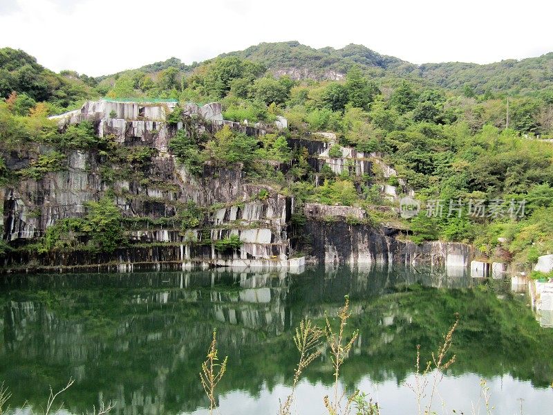 日本。十月。山中的湖。