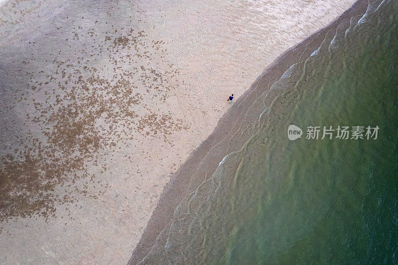 垂直鸟瞰干净的白色海滩和深蓝色的海水