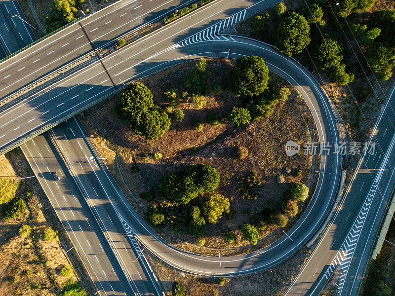 高速公路上空的航拍图像，以及与葡萄牙南部其他目的地的不同连接