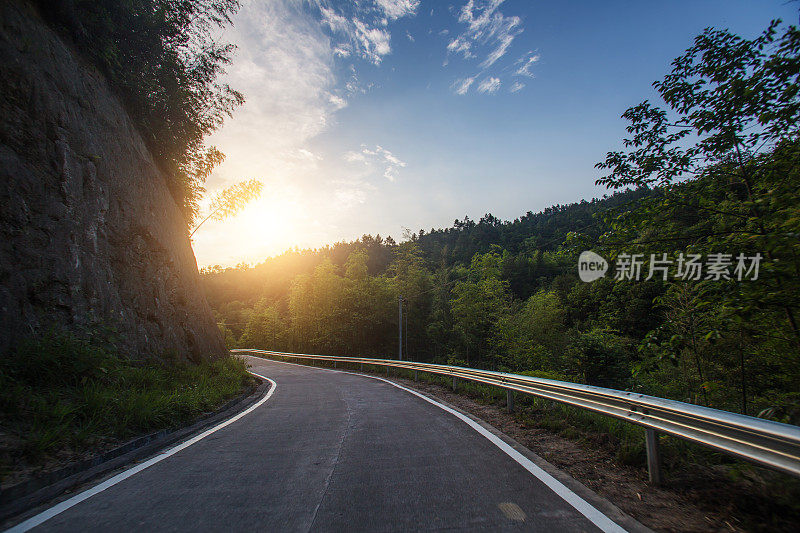 乡村高速公路动态模糊拍摄与汽车钻机接近黄昏