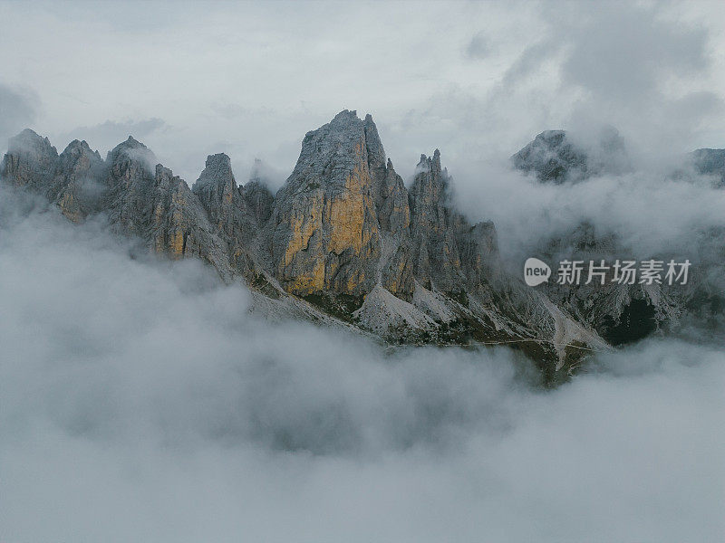 雾中的白云石山顶鸟瞰图