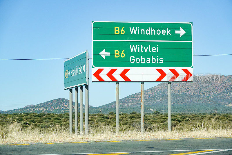 通往Gobabis的路标位于纳米比亚奥马赫克地区B6路