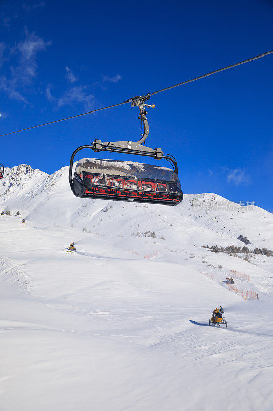 新的滑雪缆车和造雪枪。滑雪坡人工下雪。现代滑雪场配有雪炮-造雪机。美丽的冬季大自然。山顶上的新雪。高山景观滑雪场。