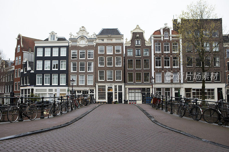 一排联排别墅和阿姆斯特丹运河上的一座桥