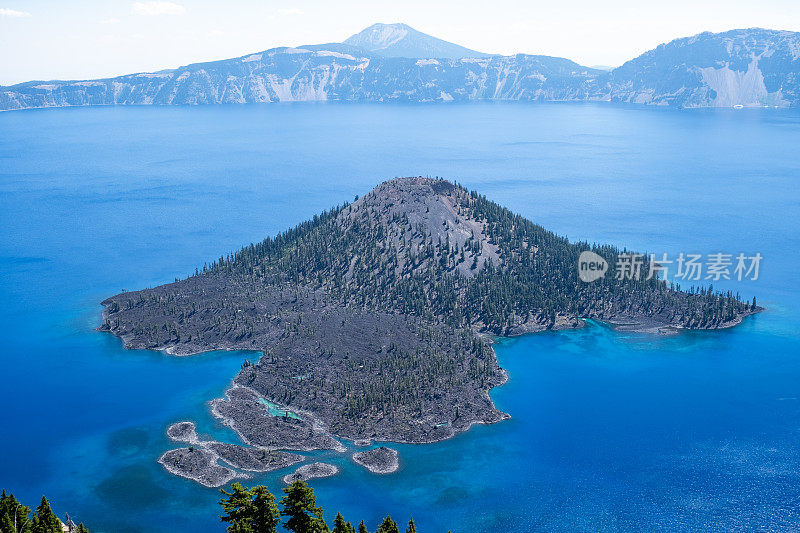 火山口湖的巫师岛