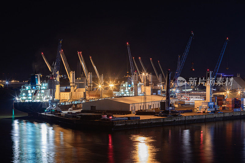 德国汉堡港，长曝光夜间摄影。德国港口，欧洲商业码头。易北河的灯光反射。