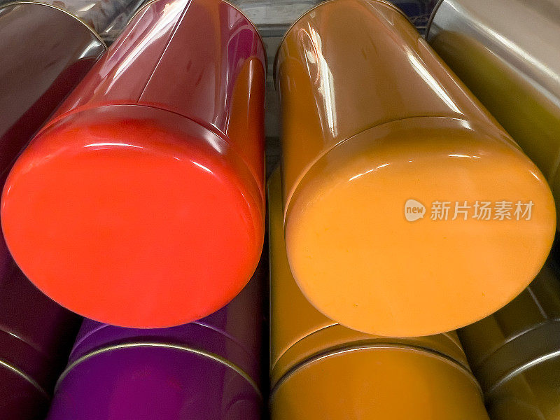 各种鲜艳的彩色茶罐用于储存松散的茶叶