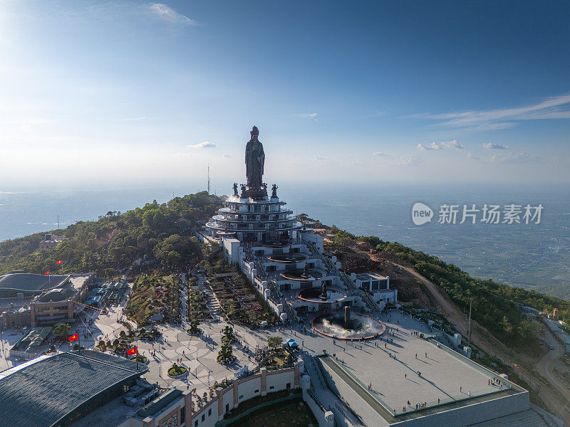 越南德宁省巴登山旅游区的景色。一个独特的佛教建筑，海拔最高，从下面看是非常美丽的。