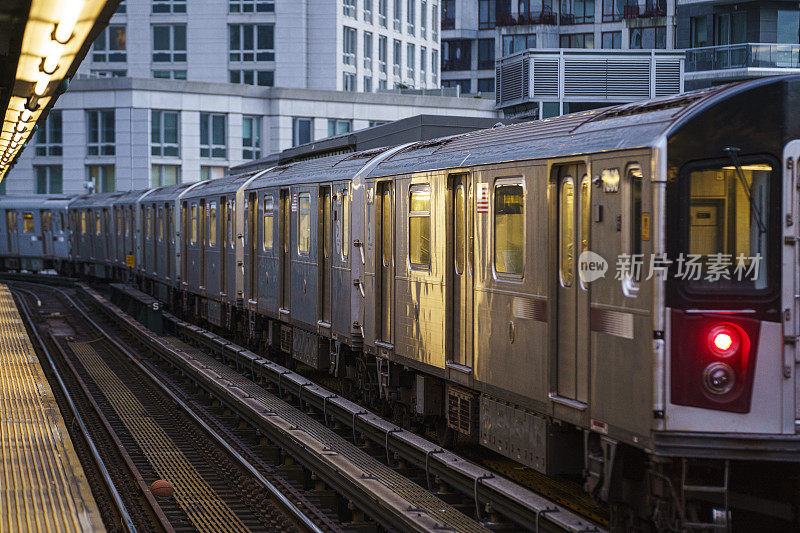 纽约地铁的皇后列车到达法院广场站