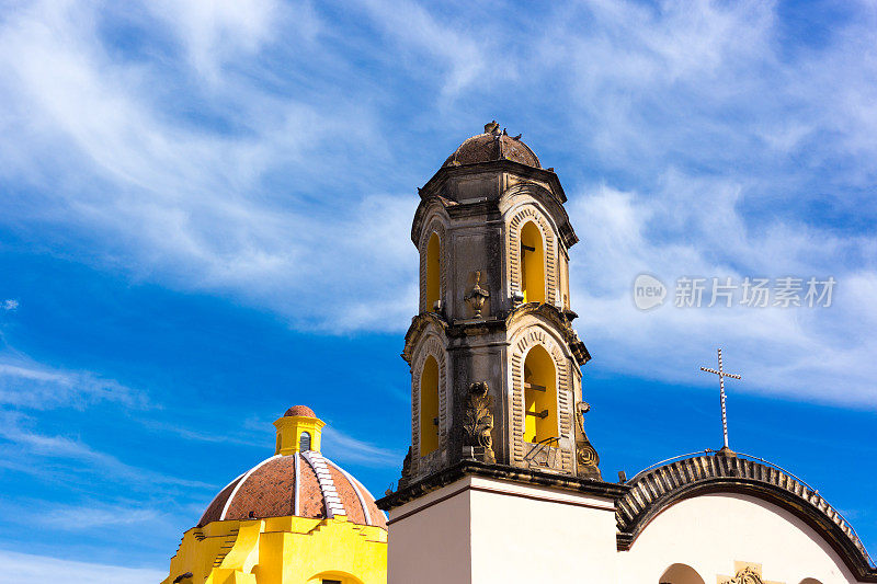 墨西哥瓦哈卡:伊格莱西亚卡门巴霍钟楼和圆顶