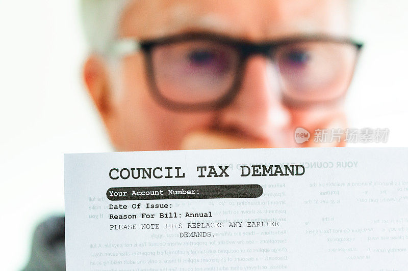 忧心忡忡的老人在家查看市政税账单
