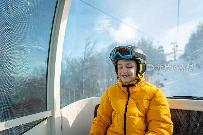 十几岁的男孩正在享受缆车滑雪之旅