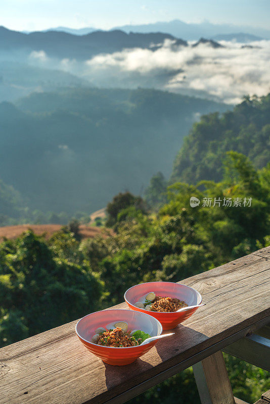 美丽的山景在上午班贾博村，泰国湄宏山。