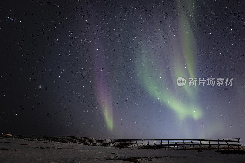 美丽的北极光与冬季景观。哈默费斯特——挪威。