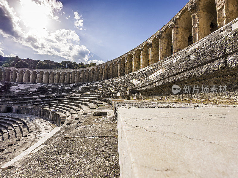 土耳其阿斯潘多斯古代定居点部分修复的罗马剧院