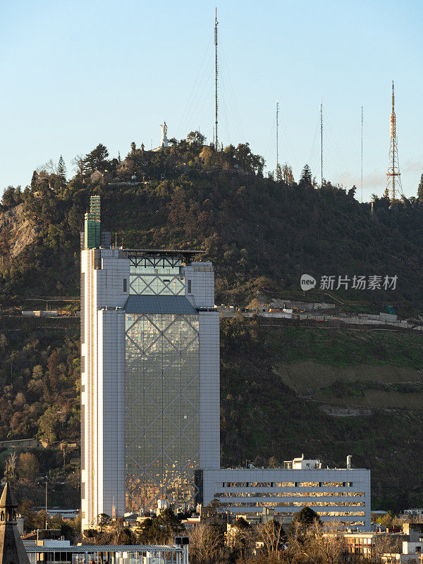 智利圣地亚哥的摩天大楼和圣克里斯托瓦尔山为背景