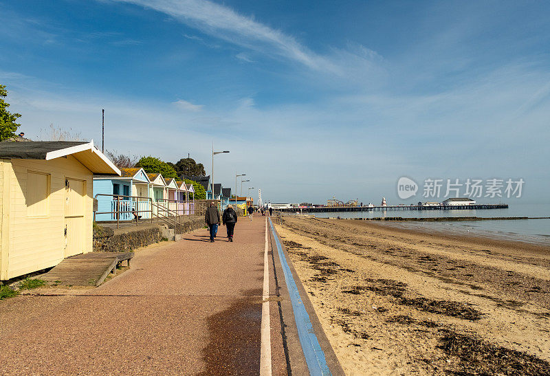 在海滨度假胜地Clacton-on-Sea观看海滩和散步