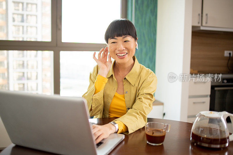 女人正在用笔记本电脑工作