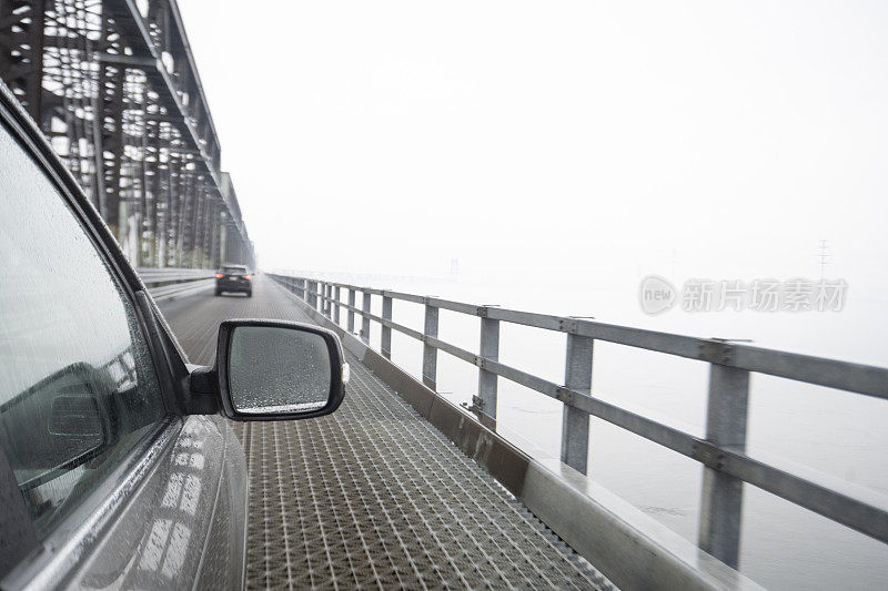 雾天车辆过桥